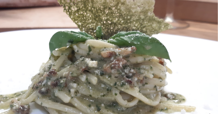 LINGUINE AL PESTO CON GUANCIALE E CIALDA DI BASILICO