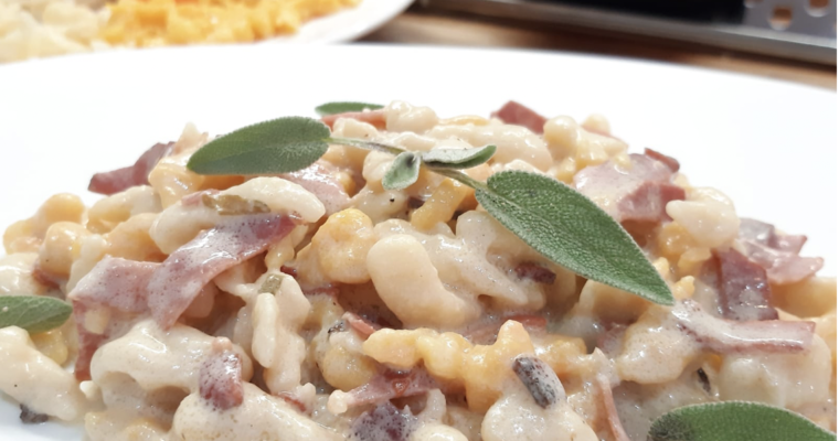 SPÄTZLE BICOLORE CON PANNA SPECK ED ERBE AROMATICHE