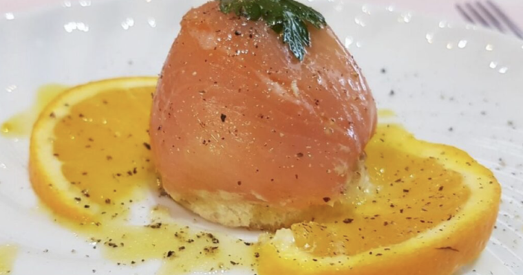 CUPOLETTE DI SALMONE AVOCADO E ROBIOLA