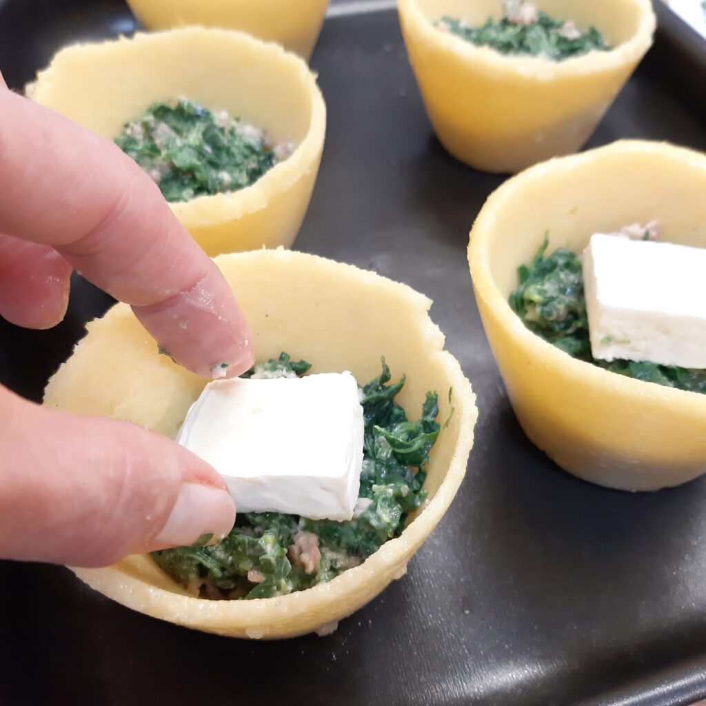 cestini di polenta con spinaci e salsiccia