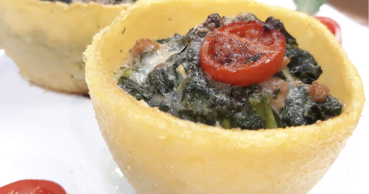 CESTINI DI POLENTA CON SPINACI E SALSICCIA