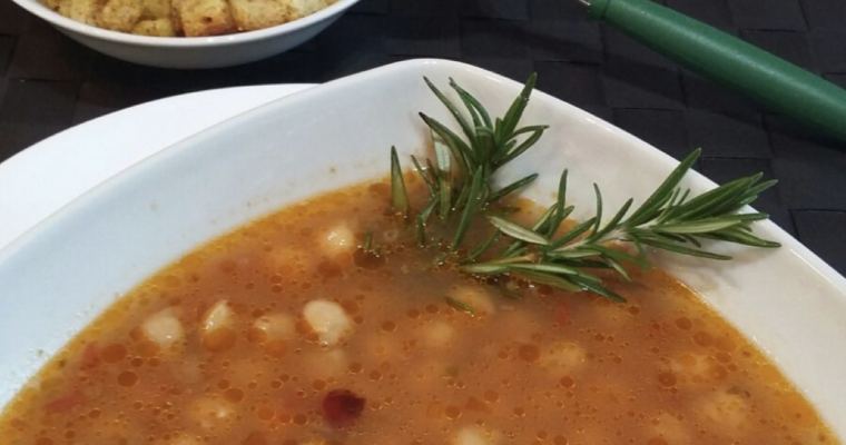 ZUPPA DI CECI CON DADINI DI PANE