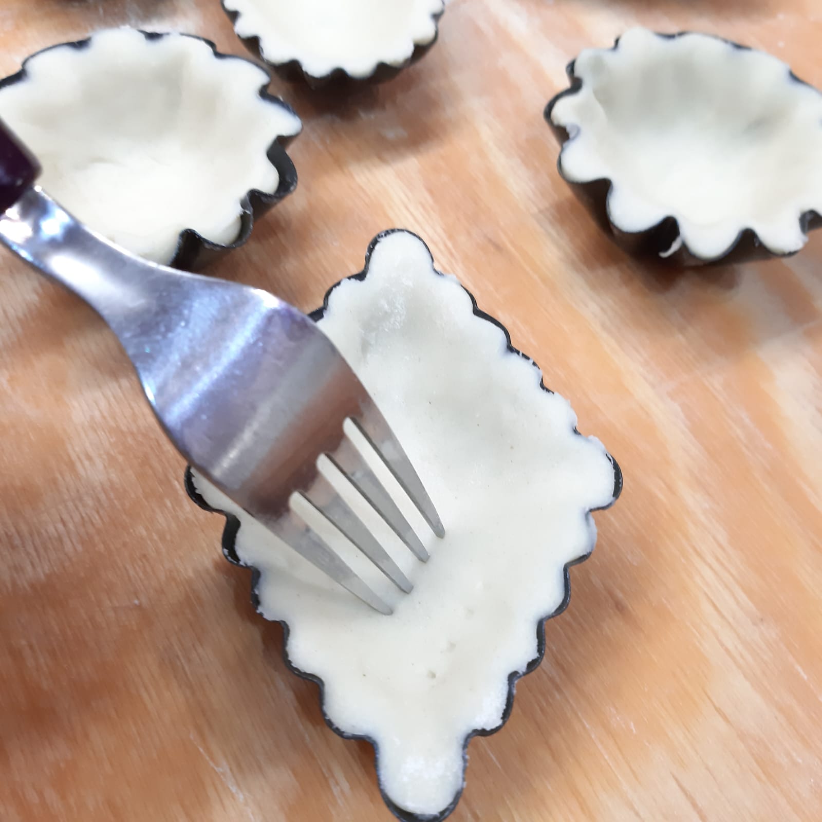 tartellette con insalata russa e gamberetti