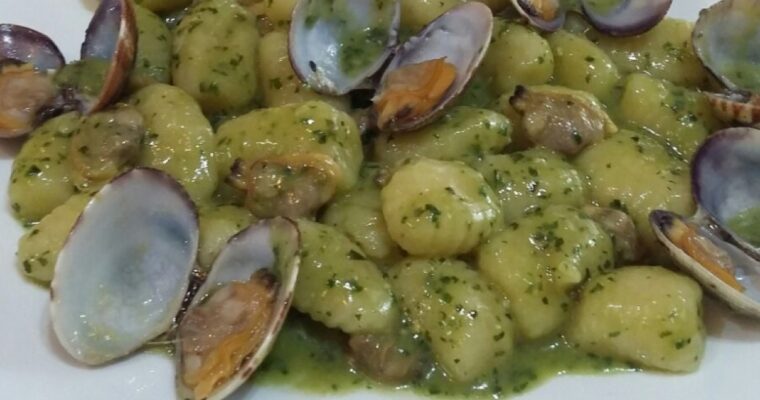 GNOCCHI CON IL PESTO E VONGOLE VERACI