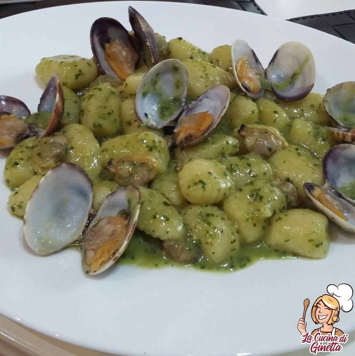 gnocchi con il pesto e vongole veraci