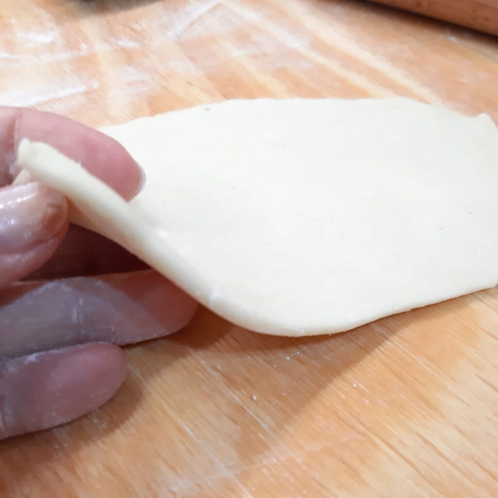 tartellette con insalata russa e gamberetti