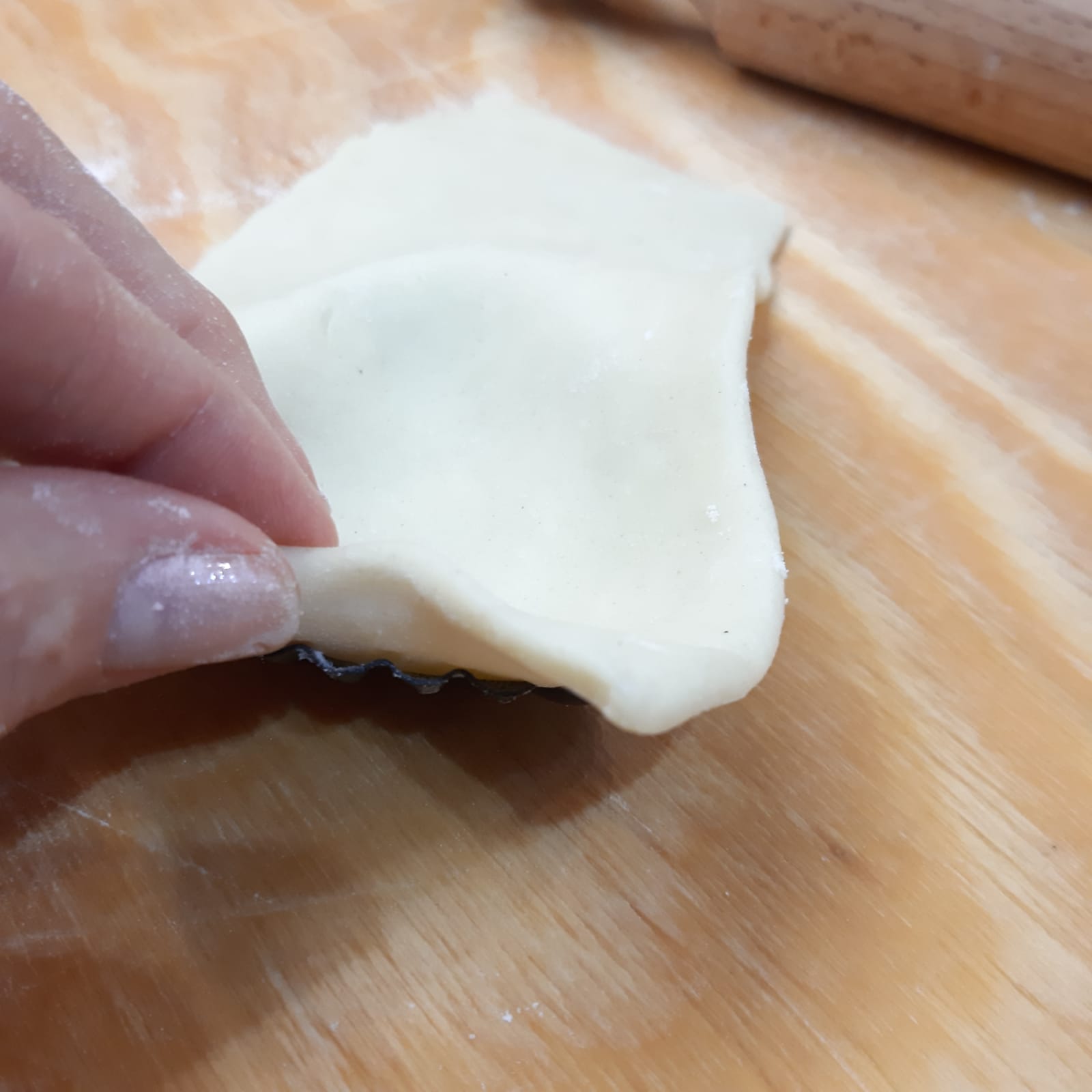 tartellette con insalata russa e gamberetti