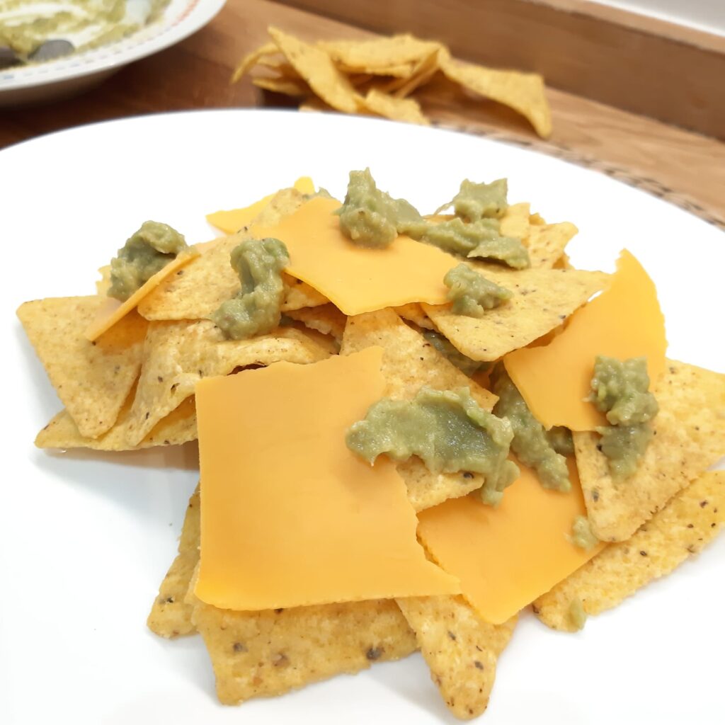 nachos con guacamole cheddar e cetriolini