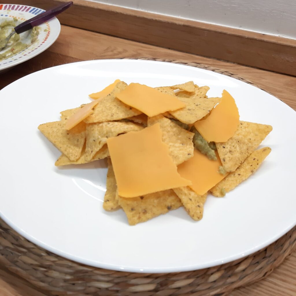 nachos con guacamole cheddar e cetriolini