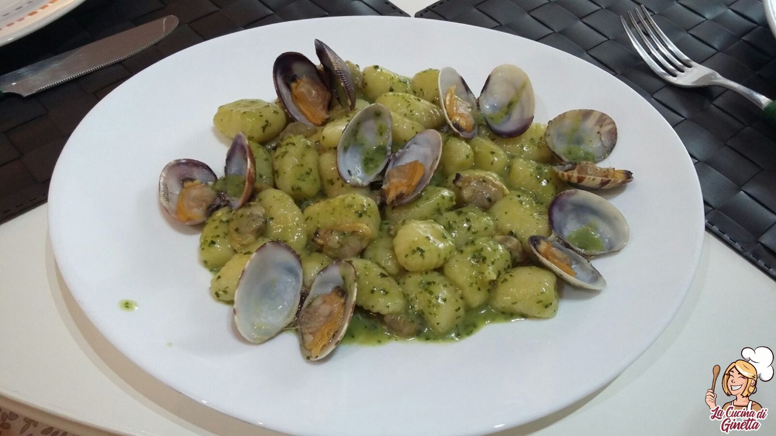 gnocchi con il pesto e vongole veraci