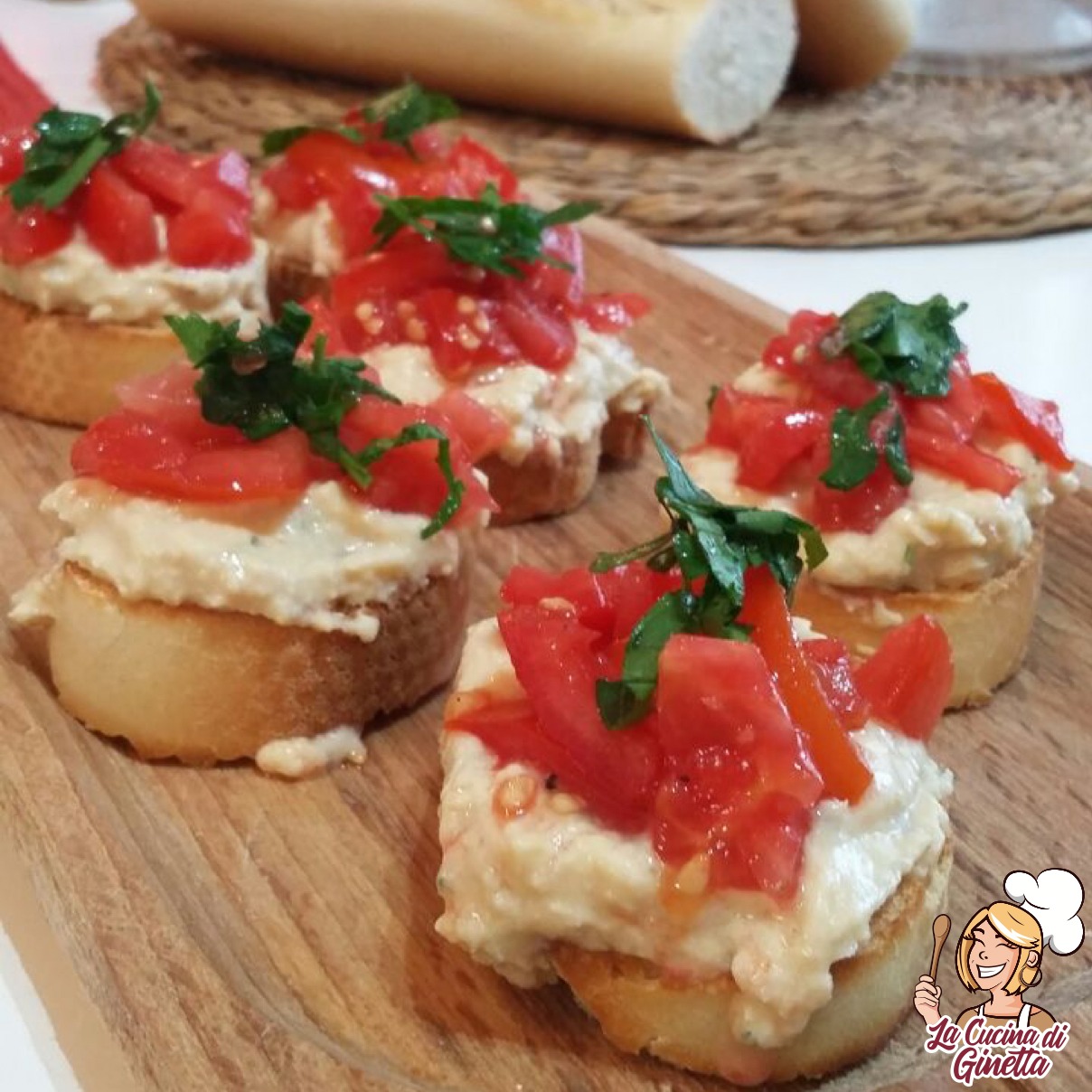 crostini con hummus di ceci e pomodorini