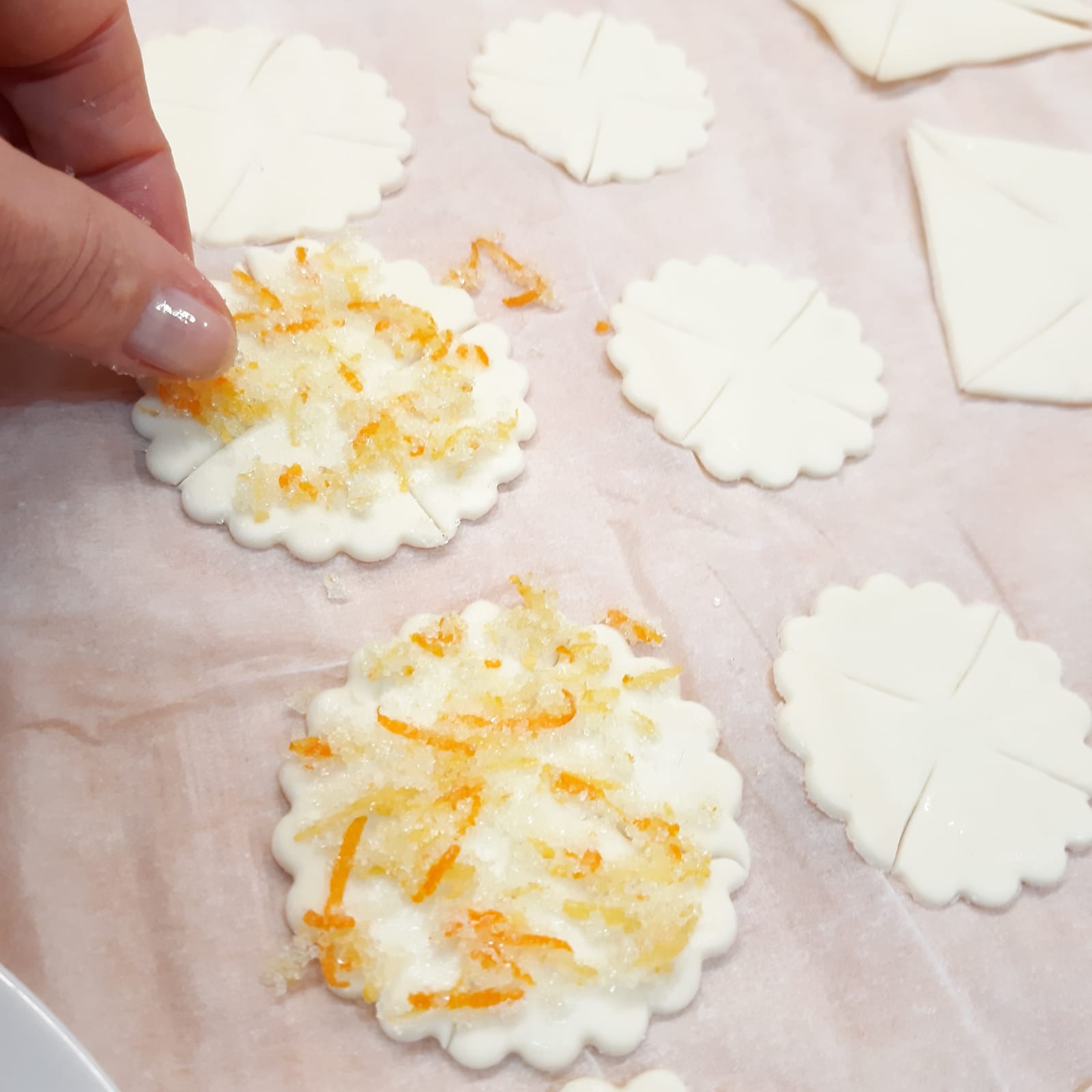 girandole e fiori di pasta sfoglia