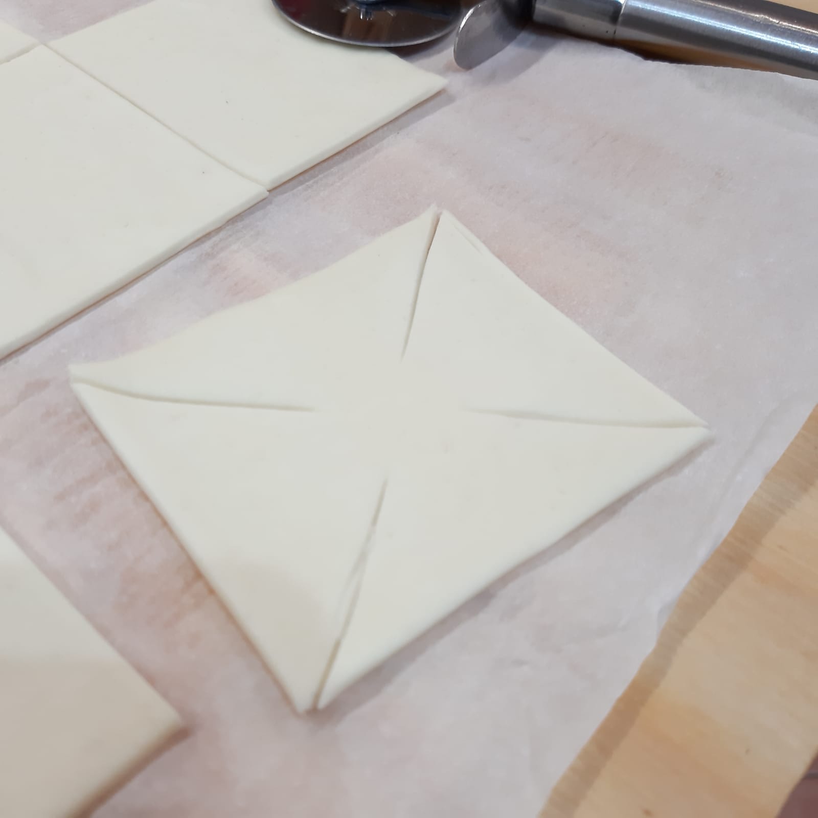 girandole e fiori di pasta sfoglia