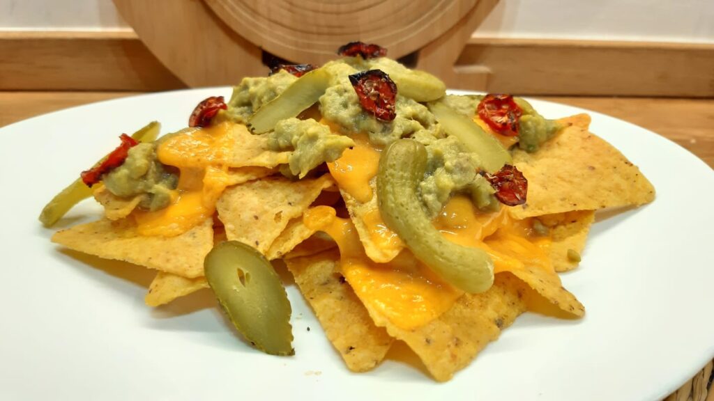 nachos con guacamole cheddar e cetriolini