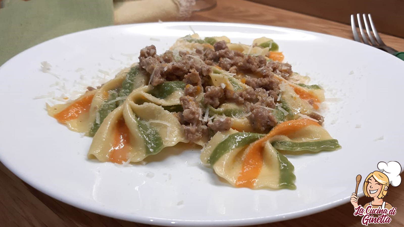 farfalle tricolore con ragù di salsiccia