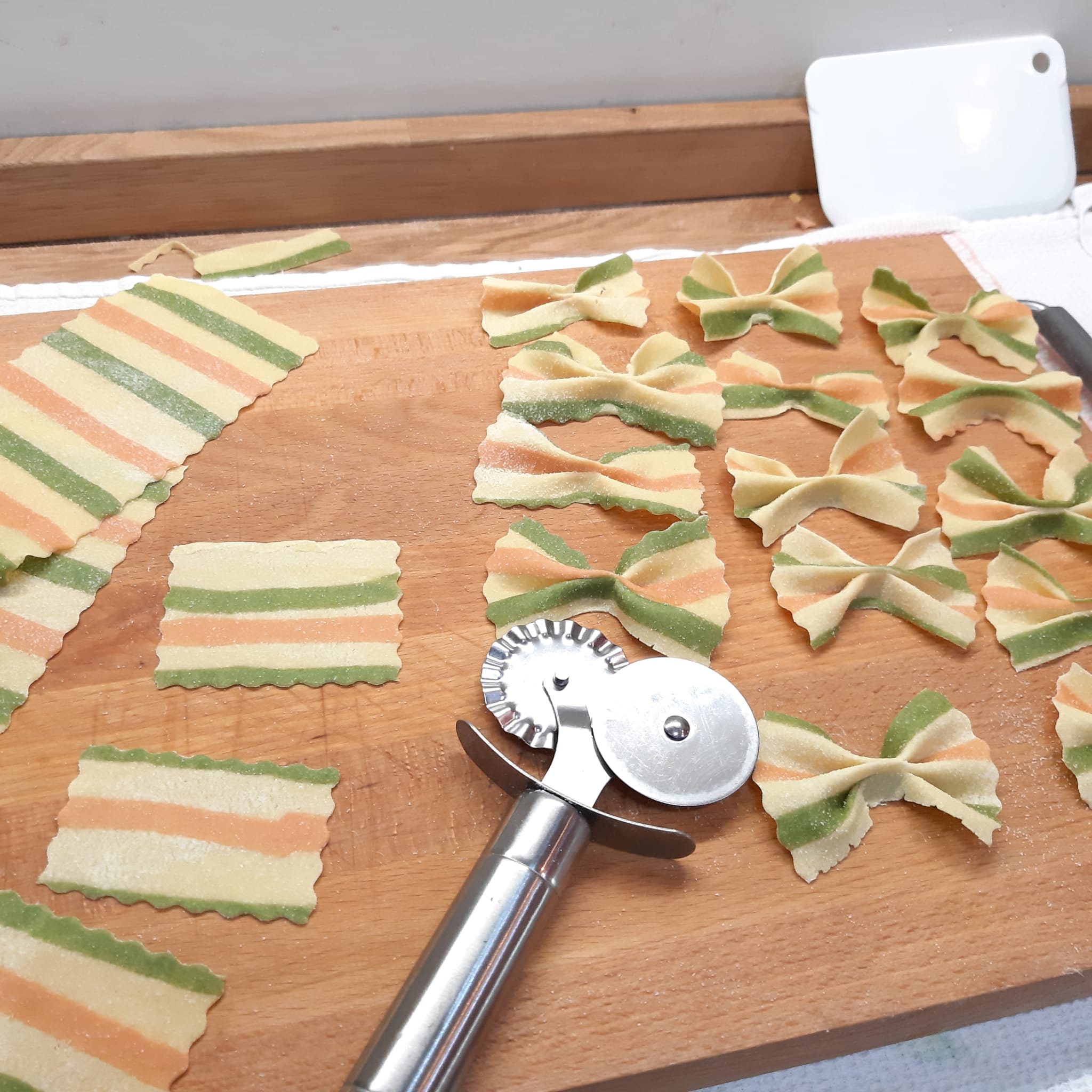 farfalle tricolore con ragù di salsiccia