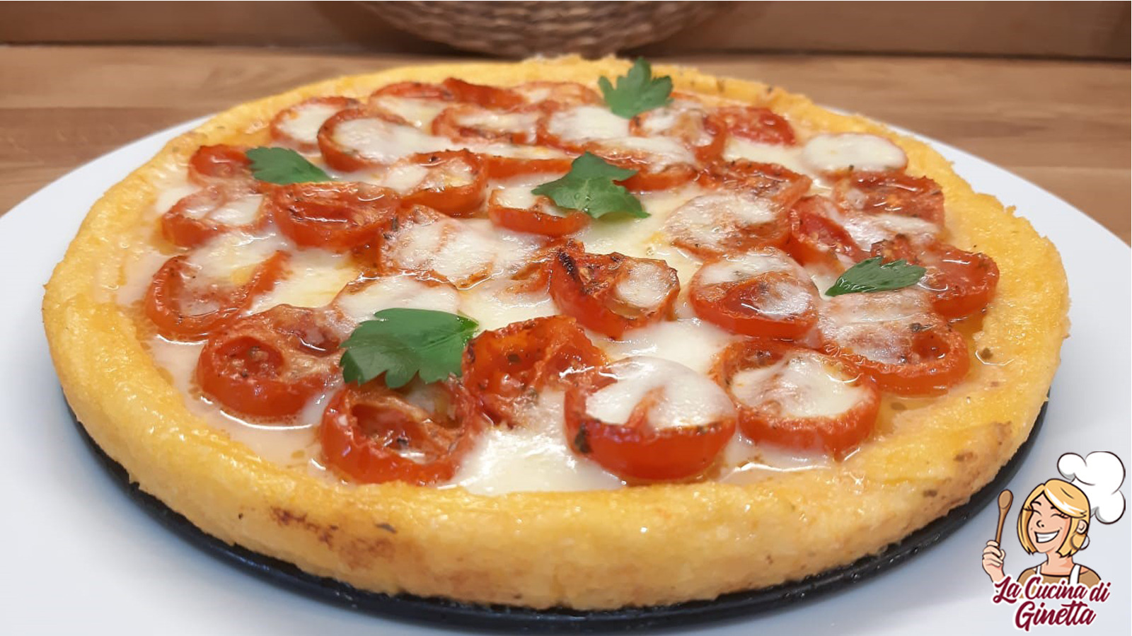 pizza di polenta con pomodorini e mozzarella