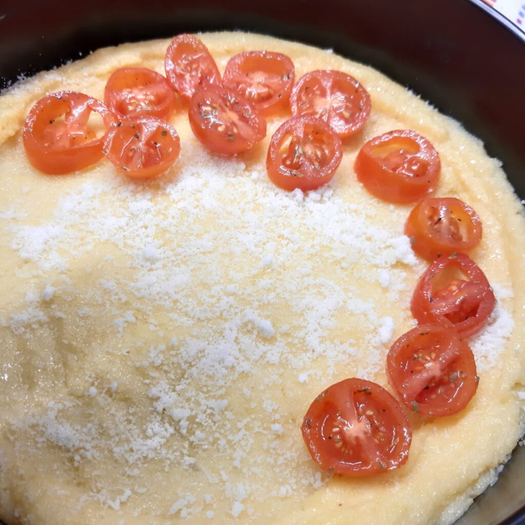 pizza di polenta con pomodorini e mozzarella