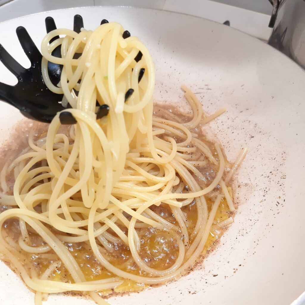 spaghettoni a cacio e pepe rivisitata