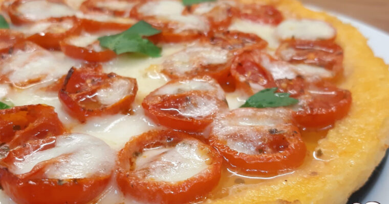 PIZZA DI POLENTA CON POMODORINI E MOZZARELLA