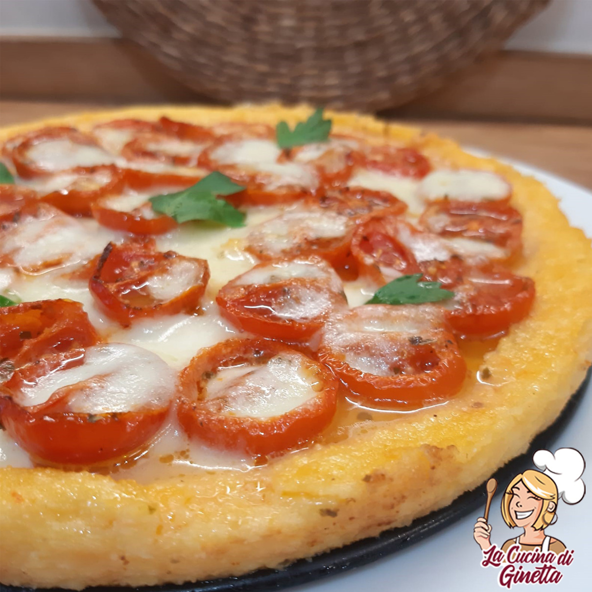 pizza di polenta con pomodorini e mozzarella