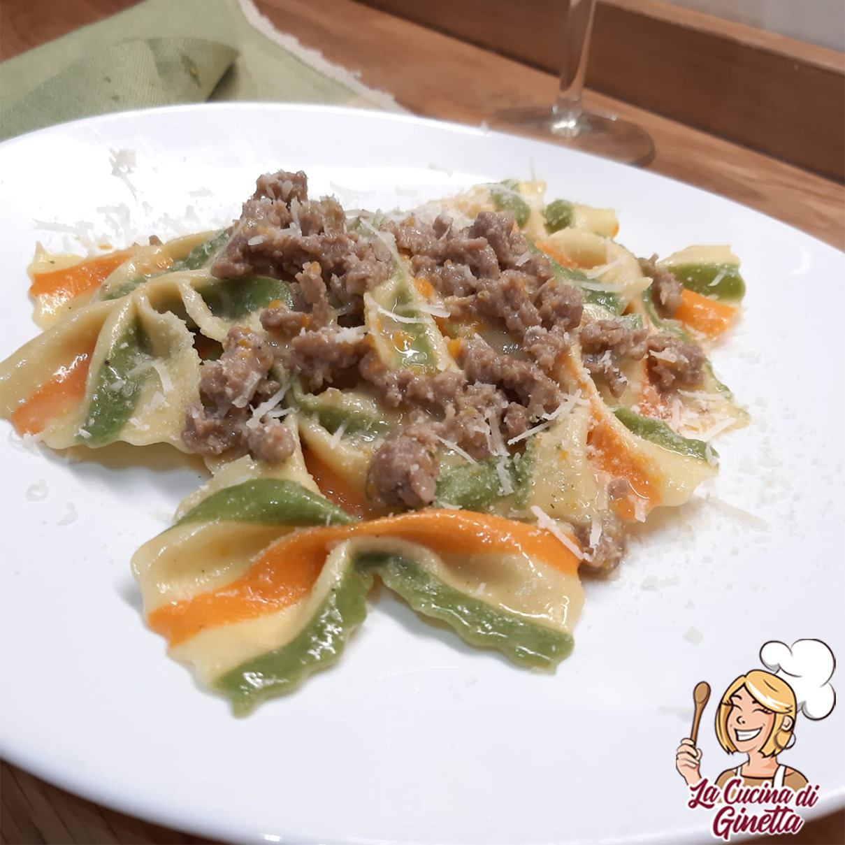 farfalle tricolore con ragù di salsiccia