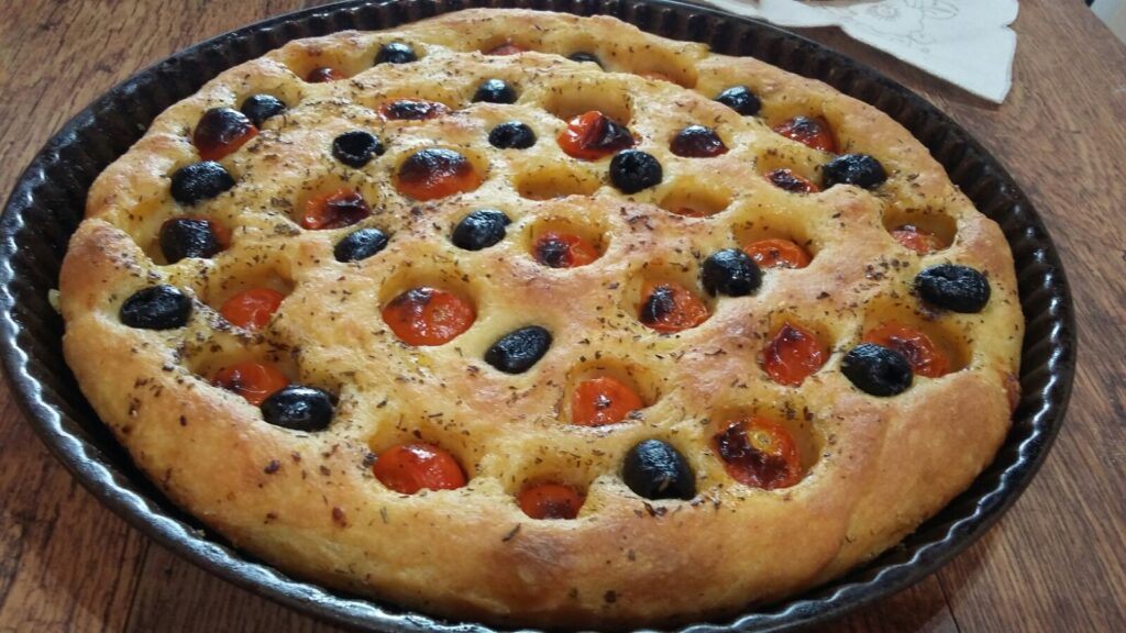 focaccia barese con pomodorini e olive