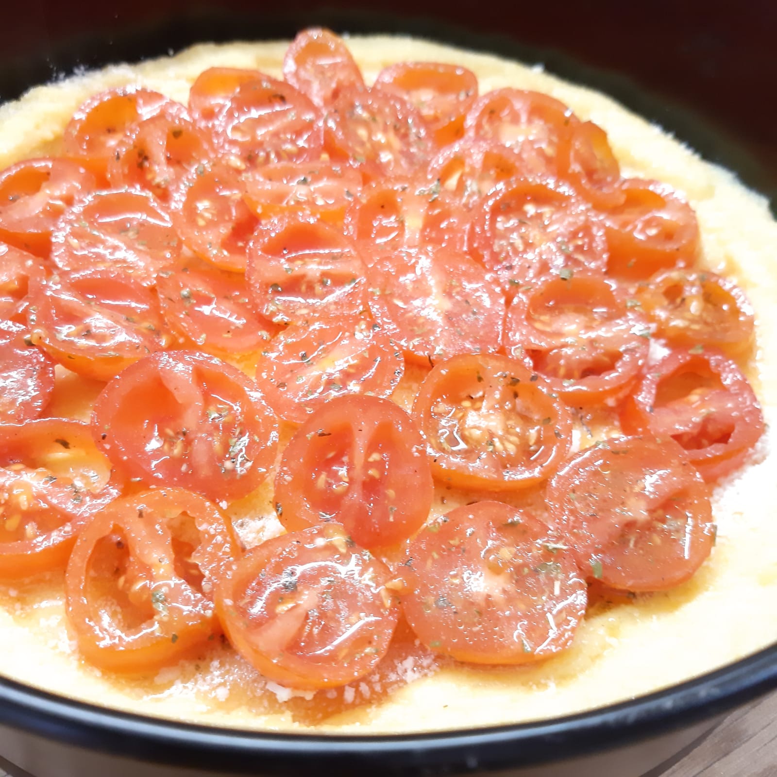 pizza di polenta con pomodorini e mozzarella