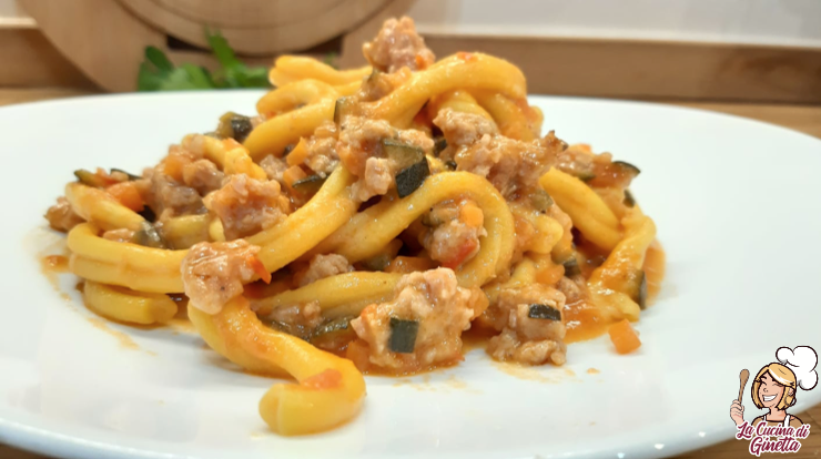 casarecce lunghe con salsiccia e verdure