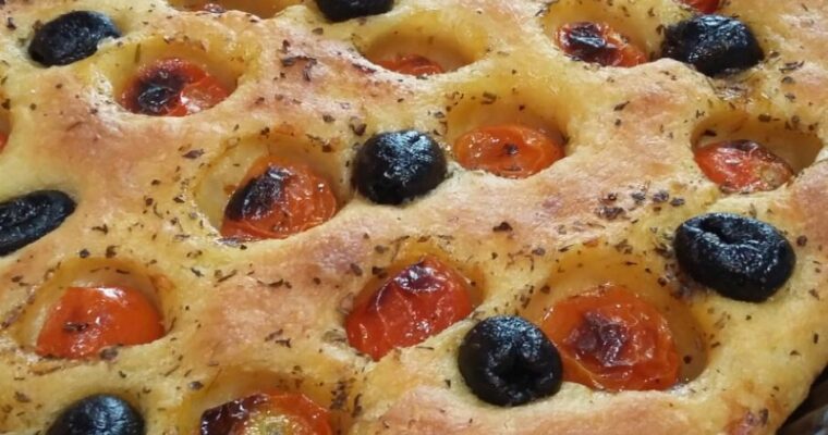 FOCACCIA BARESE CON POMODORINI E OLIVE