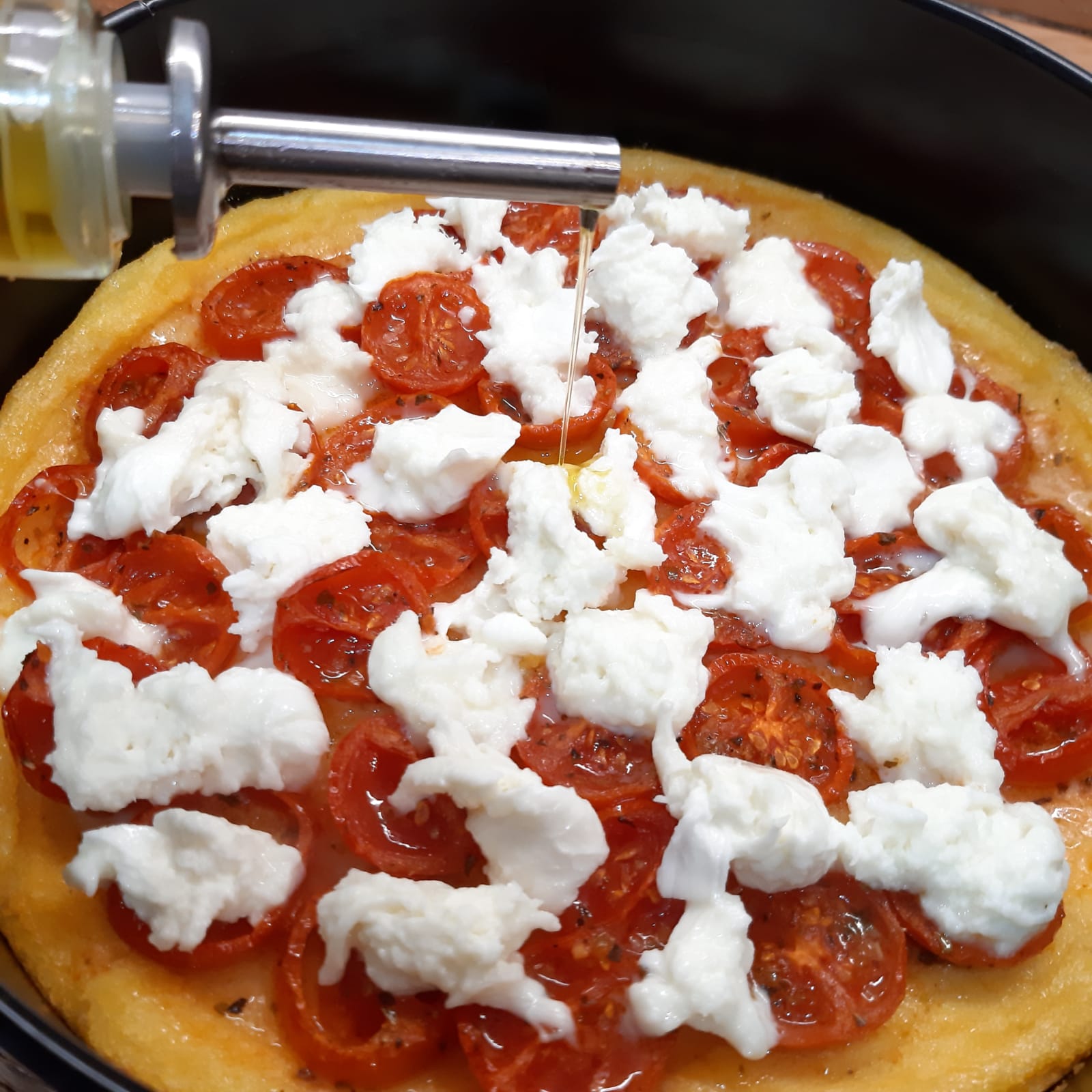 pizza di polenta con pomodorini e mozzarella