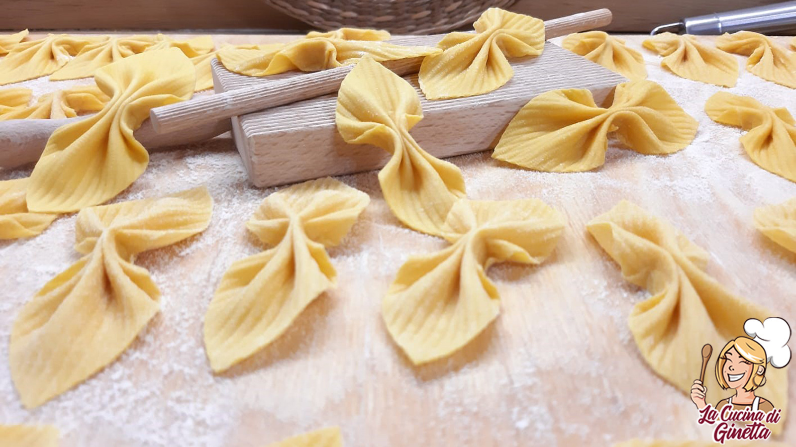 cravattini rigati alla curcuma fatti in casa