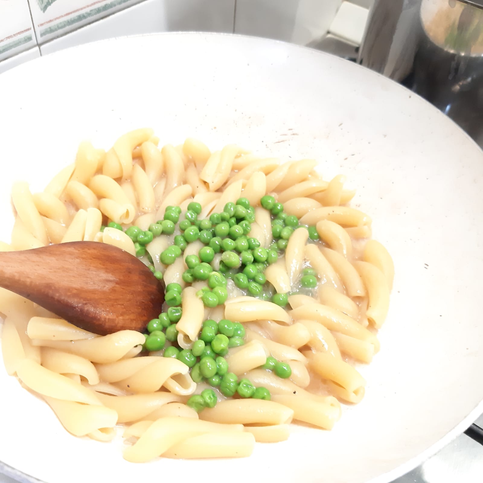 fusilloni alla carbonara rivisitata con piselli