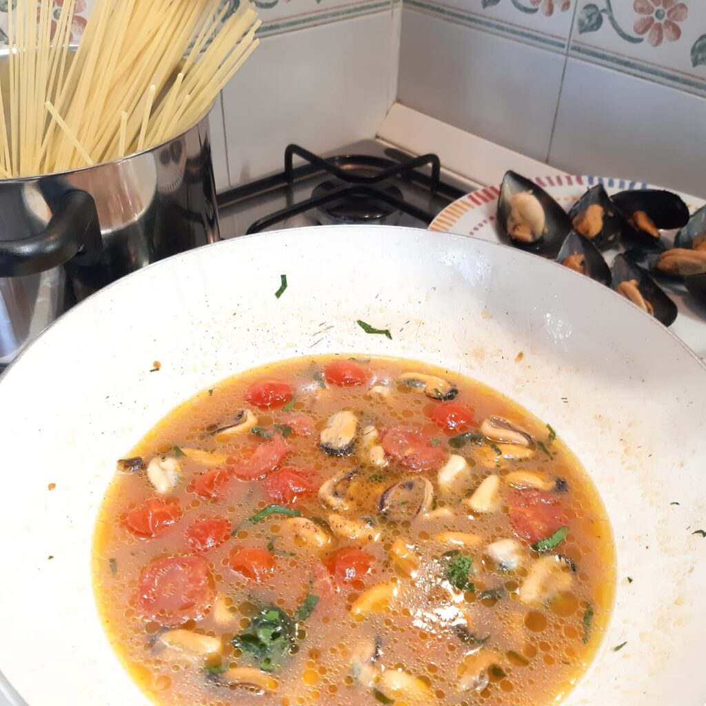 spaghetti con le cozze e pomodorini