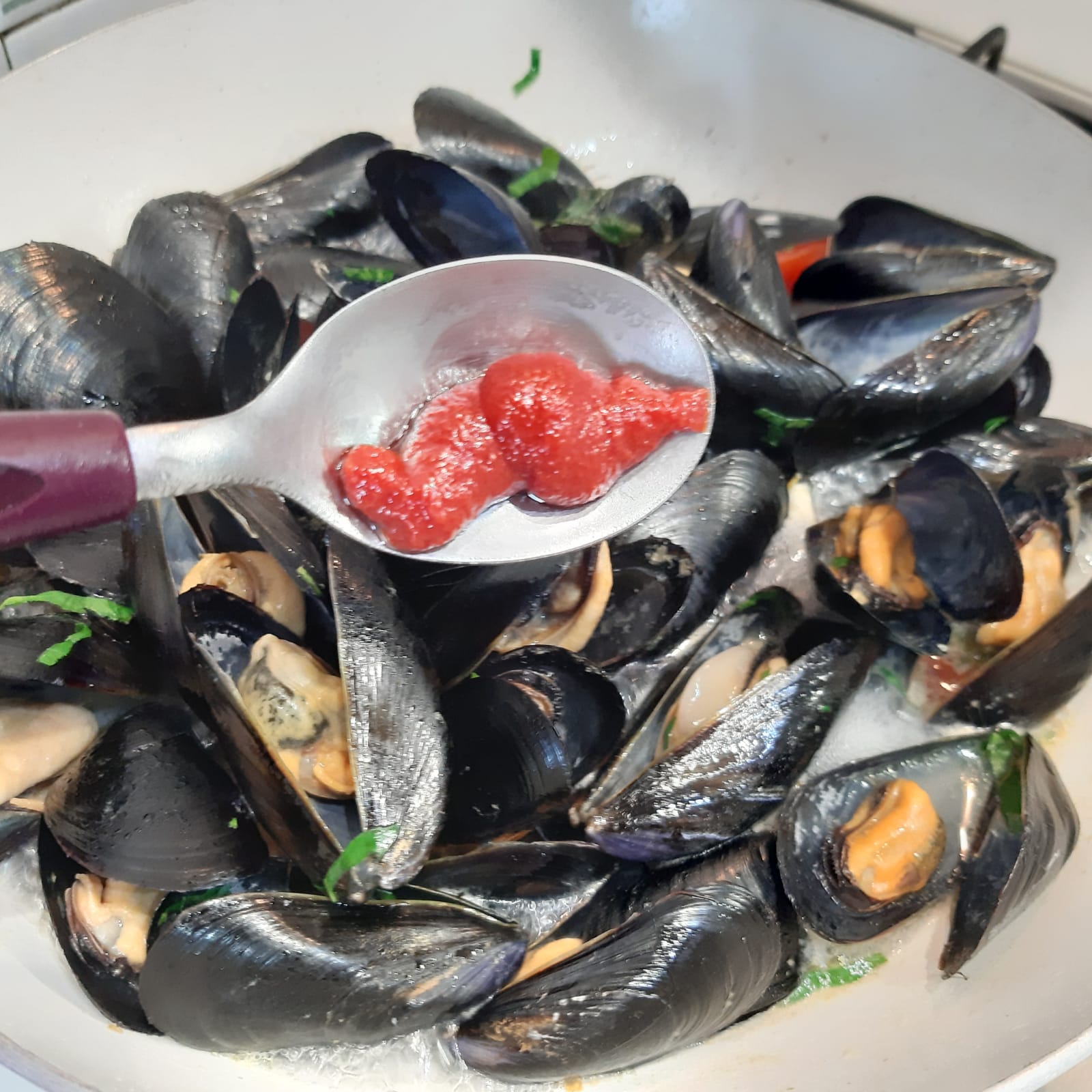 spaghetti con le cozze e pomodorini