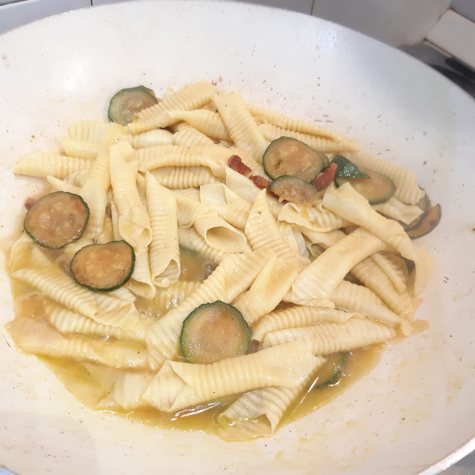 garganelli con zucchine guanciale e zafferano