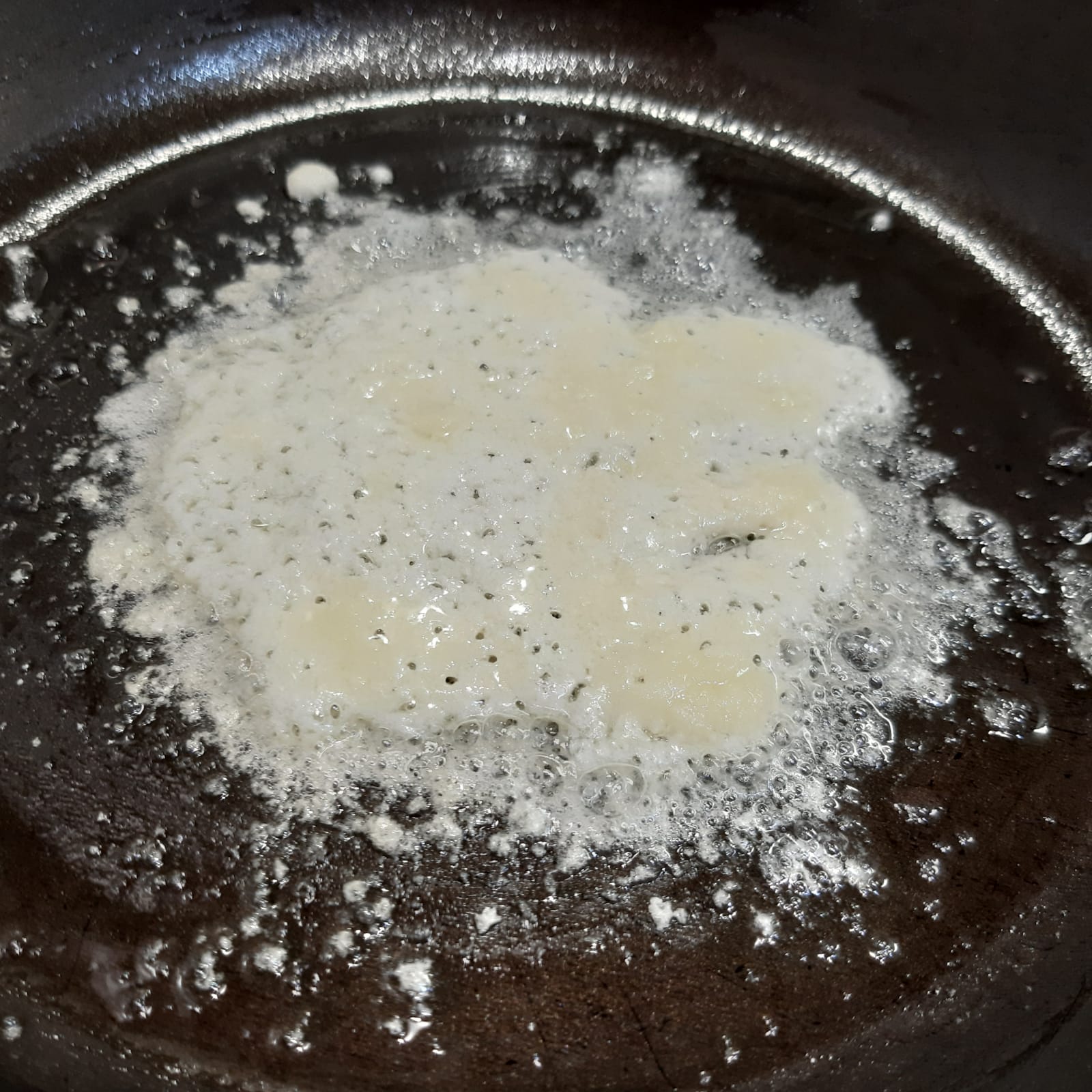 spaghetti con pesto di fave e pecorino croccante