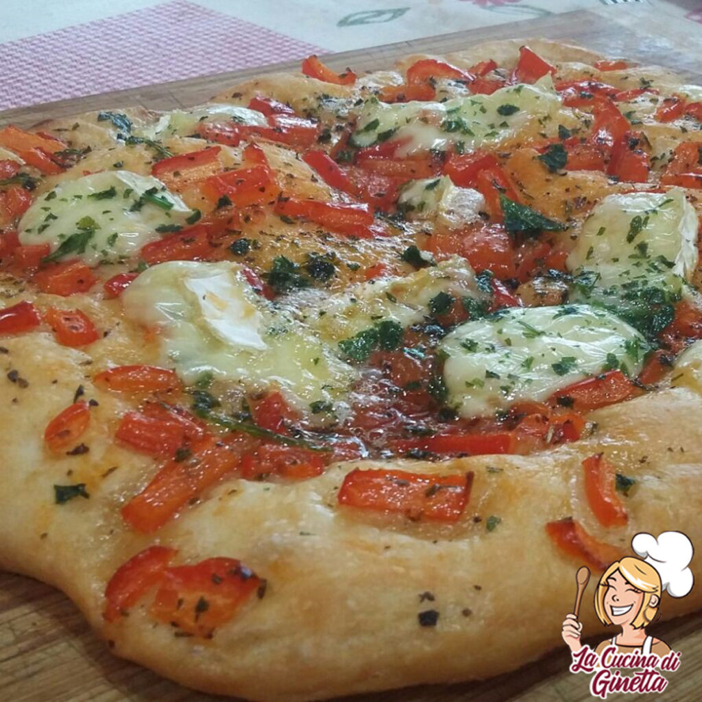 focaccia con peperoni pomodorini e mozzarella