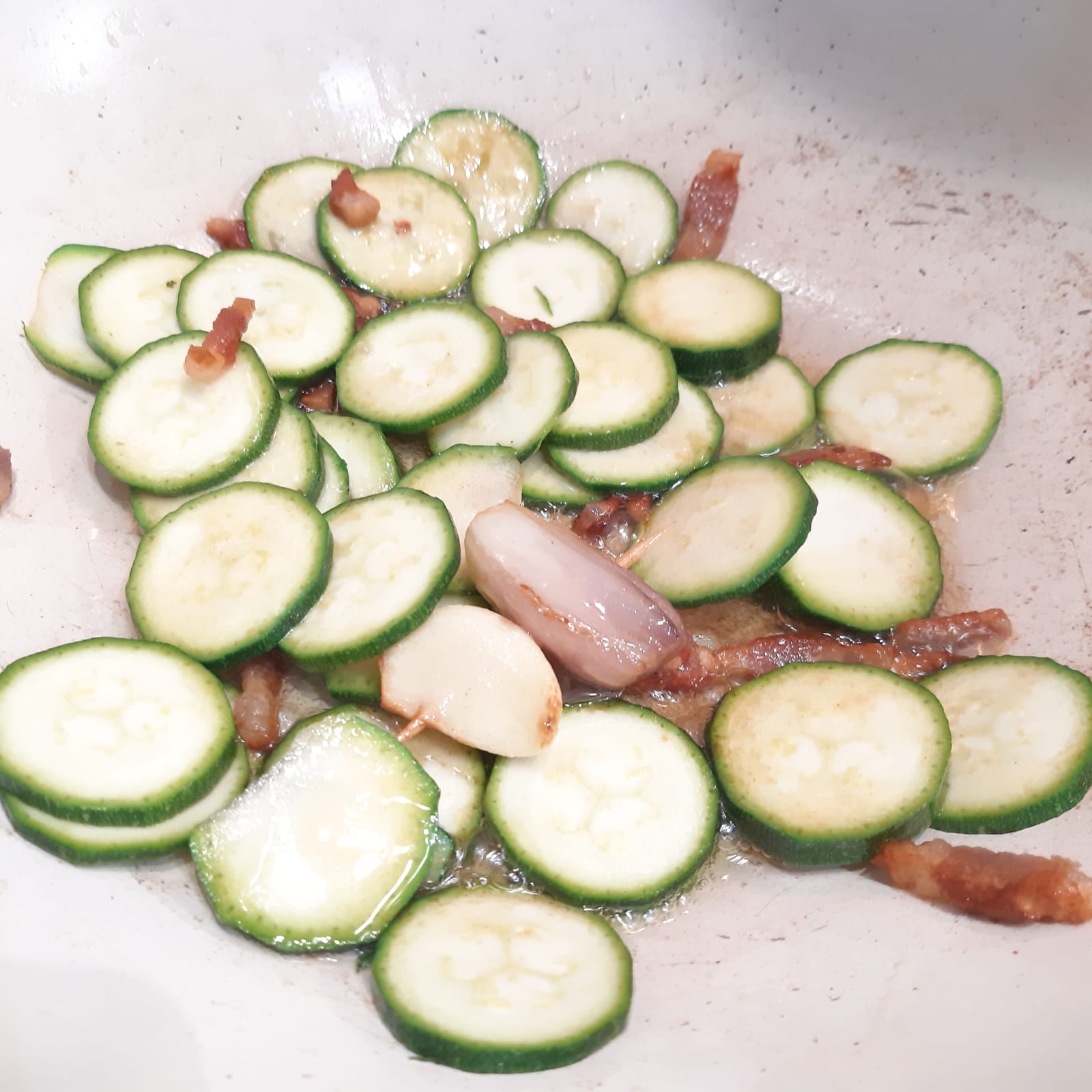 garganelli con zucchine guanciale e zafferano