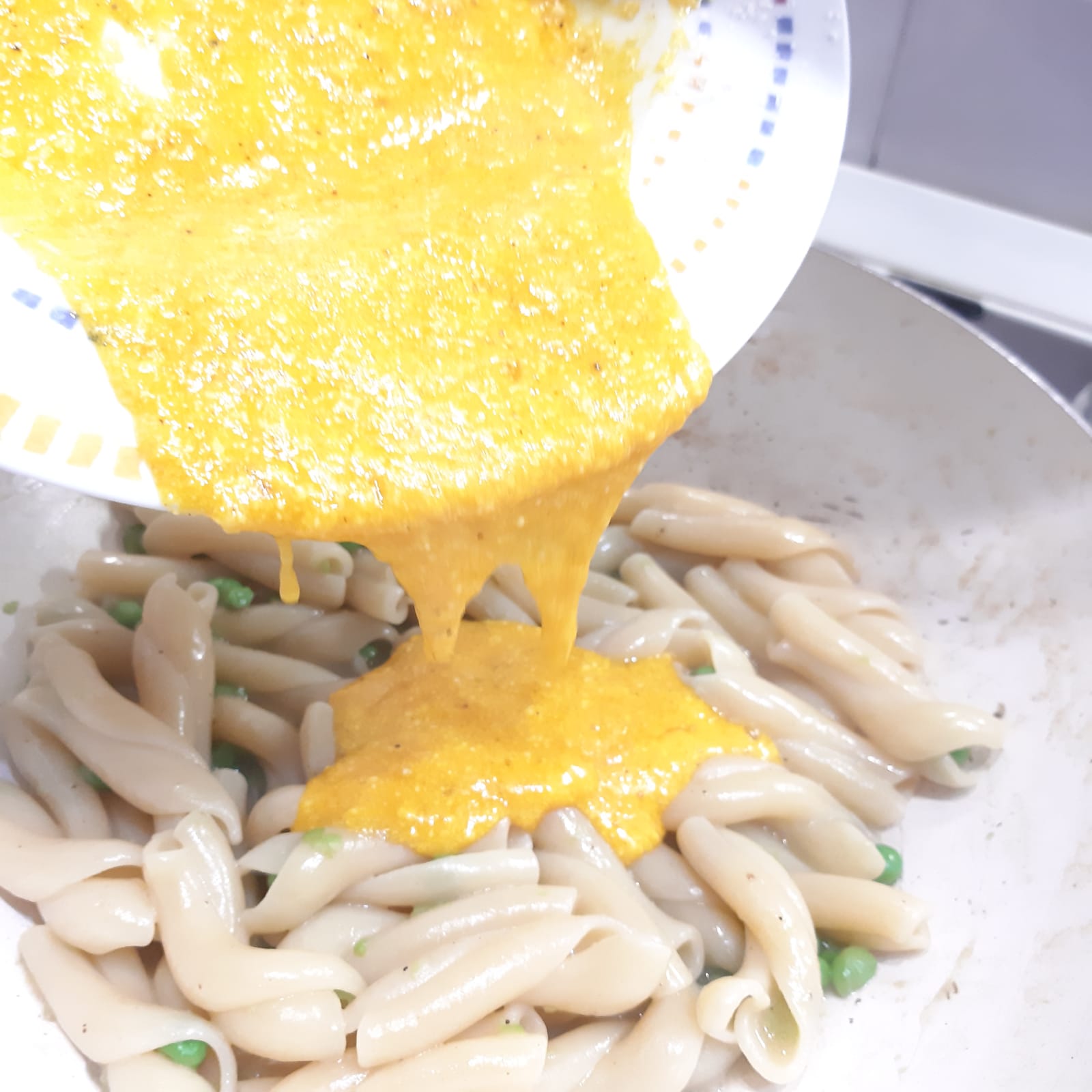 fusilloni alla carbonara rivisitata con piselli