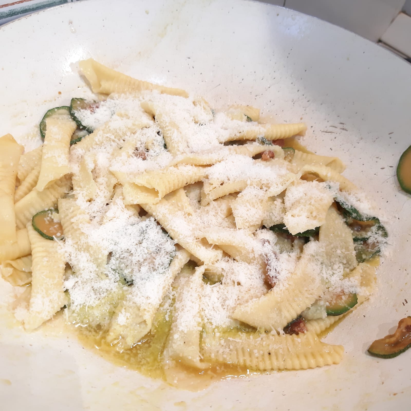 garganelli con zucchine guanciale e zafferano