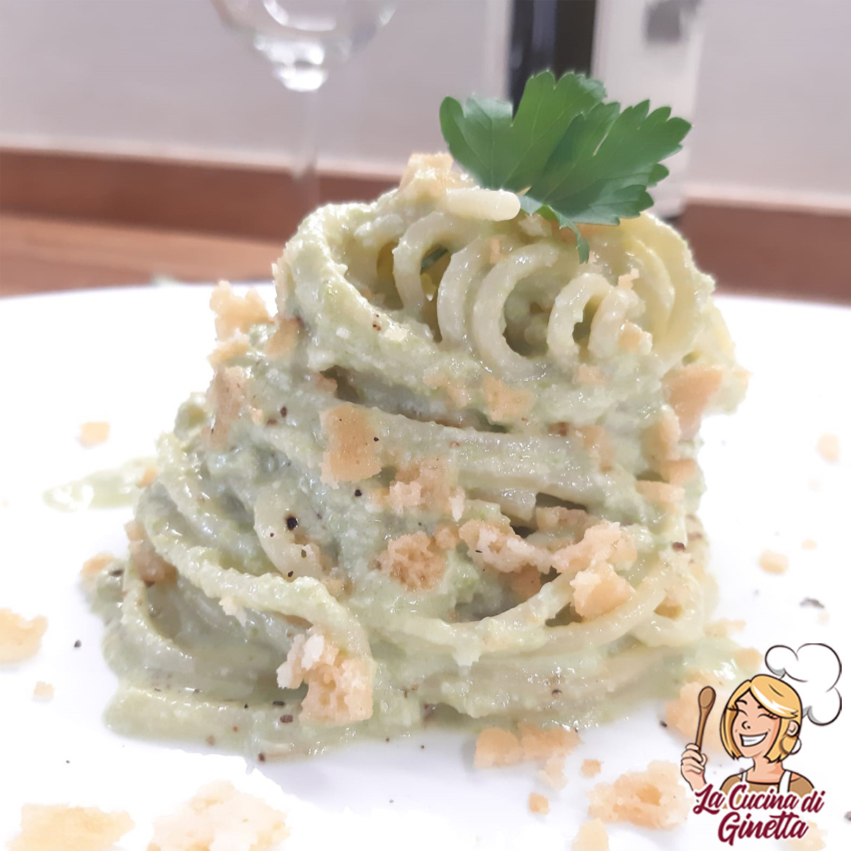 spaghetti con pesto di fave e pecorino croccante