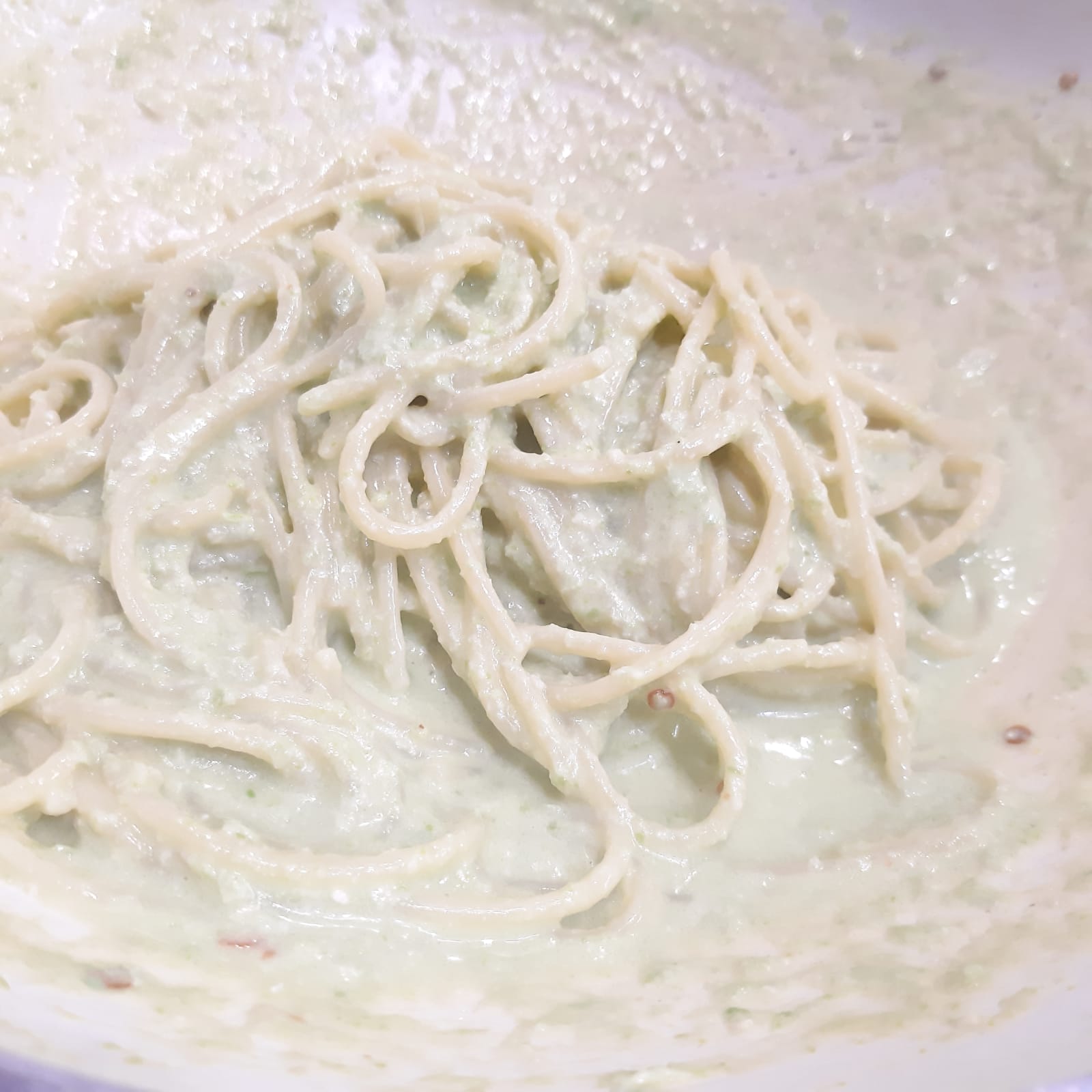 spaghetti con pesto di fave e pecorino croccante