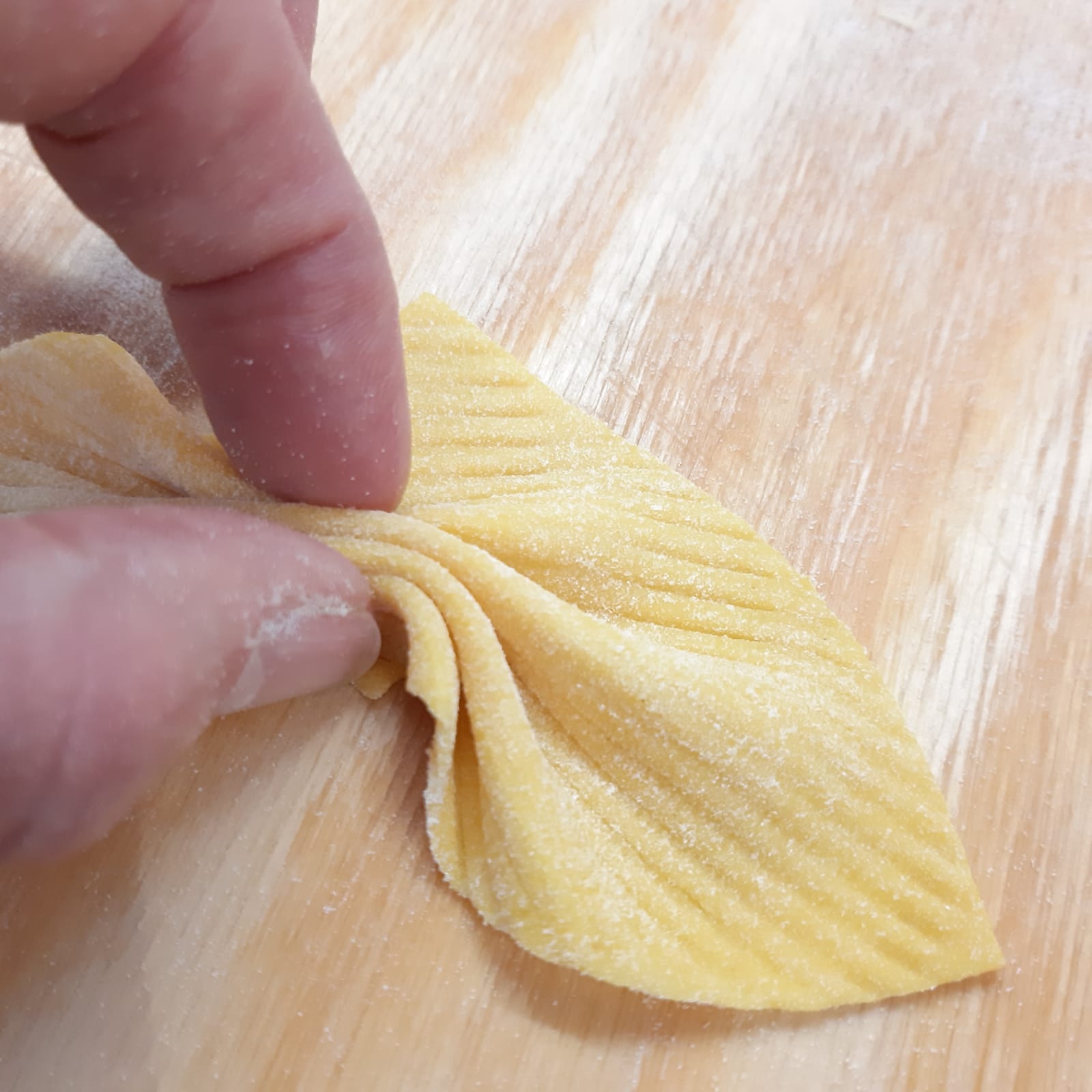 cravattini rigati alla curcuma fatti in casa