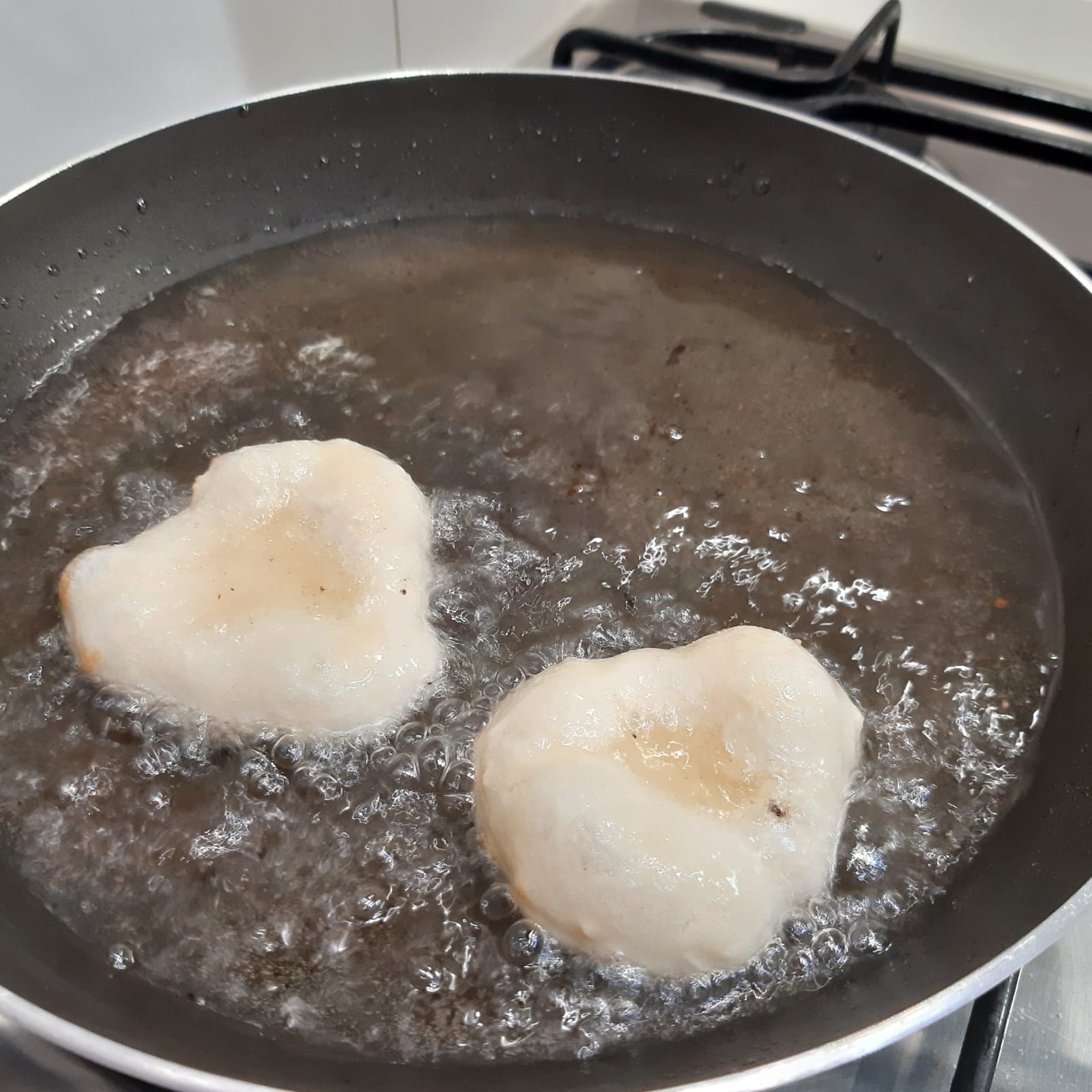 pizzette fritte con zucchero e cioccolato