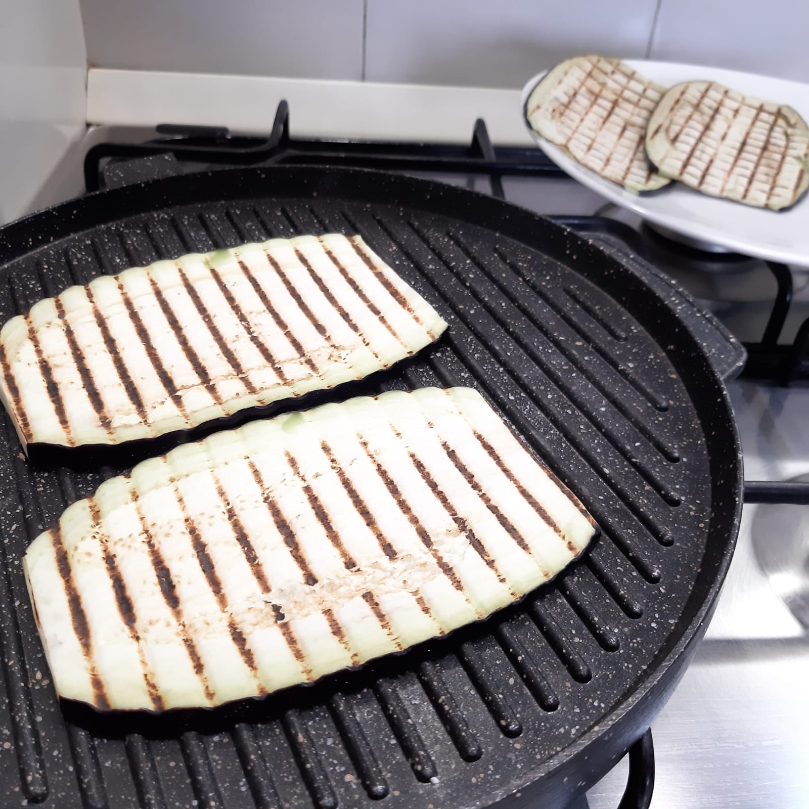 caprese di melanzane e peperoni arrostiti