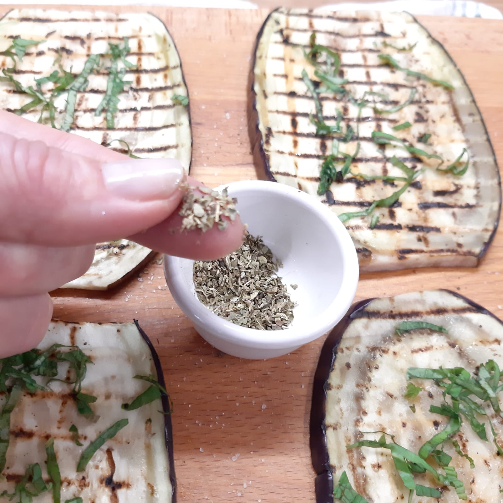 caprese di melanzane e peperoni arrostiti