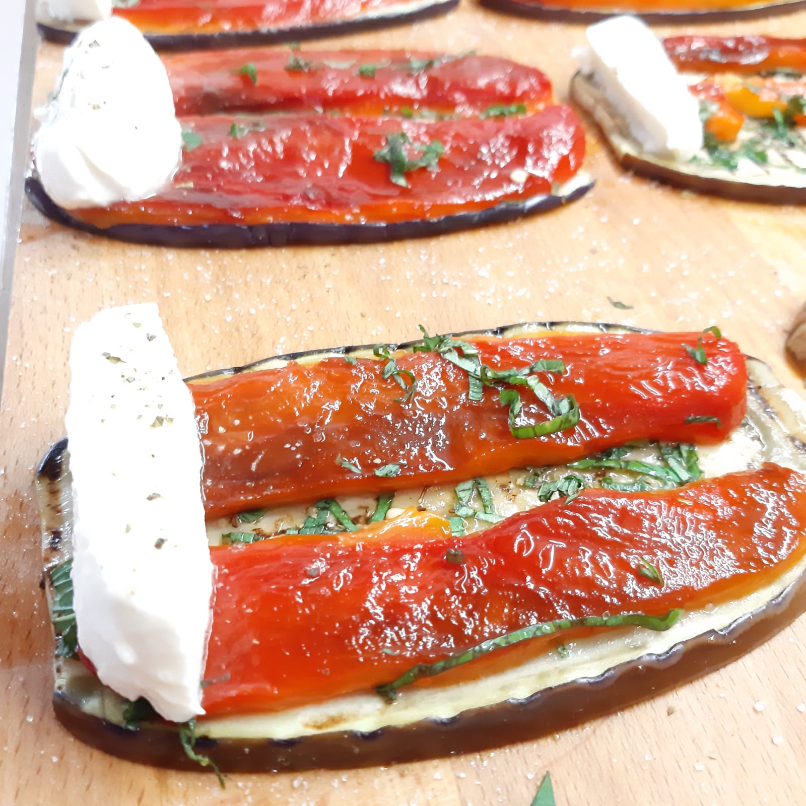 caprese di melanzane e peperoni arrostiti