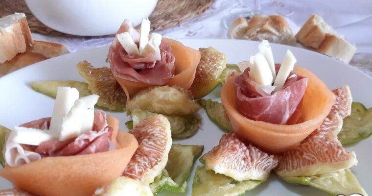 NINFEE DI FICHI PROSCIUTTO MELONE E PISTILLI DI PECORINO