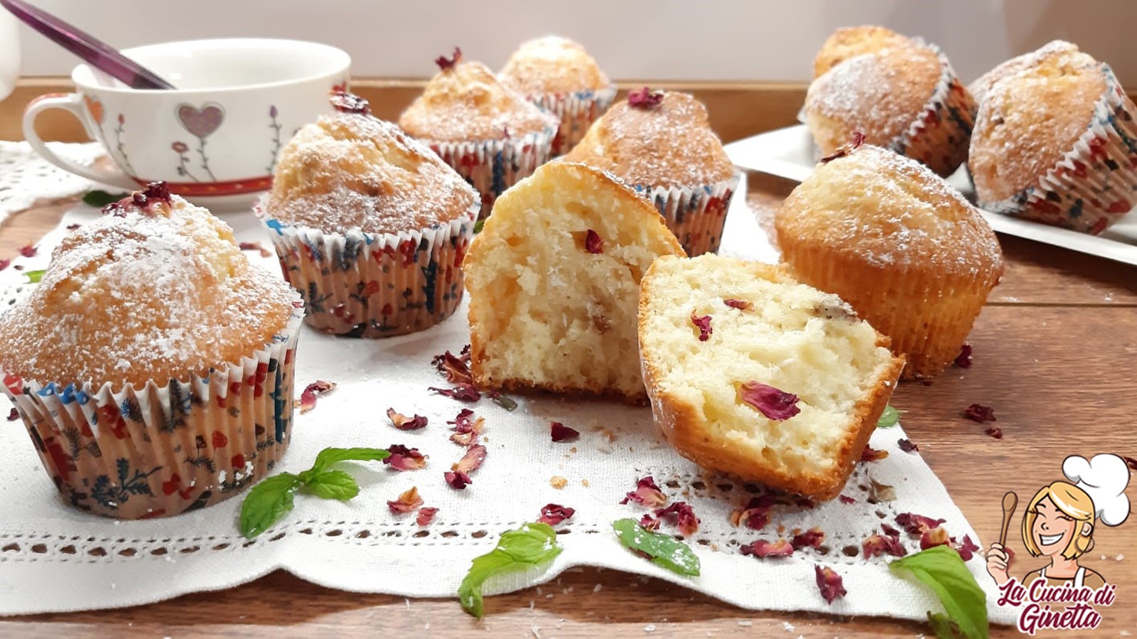 muffin con yogurt cocco e petali di rosa essiccati